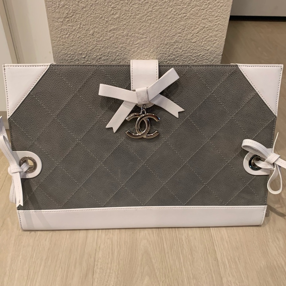CHANEL portfolio clutch in gray/white leather